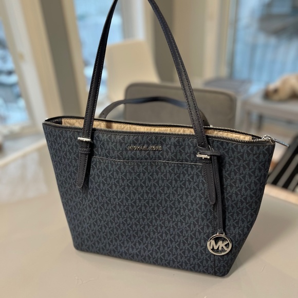 Michael Kors purse Model Ciara Admiral with silver zip NWT - Picture 1 of 8